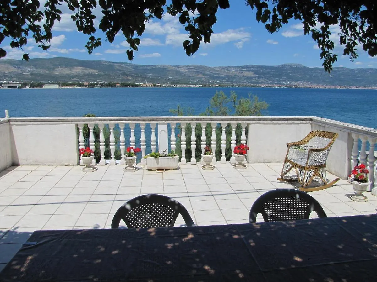 Apartment Roza تروغير
