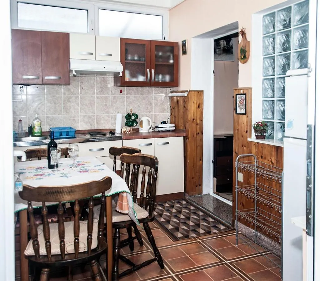 Apartment Roza تروغير