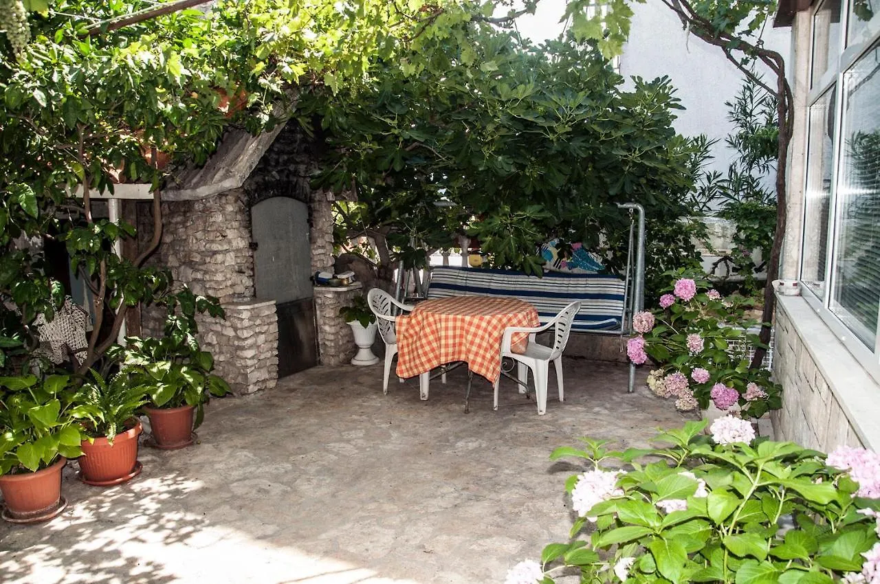 Apartment Roza تروغير